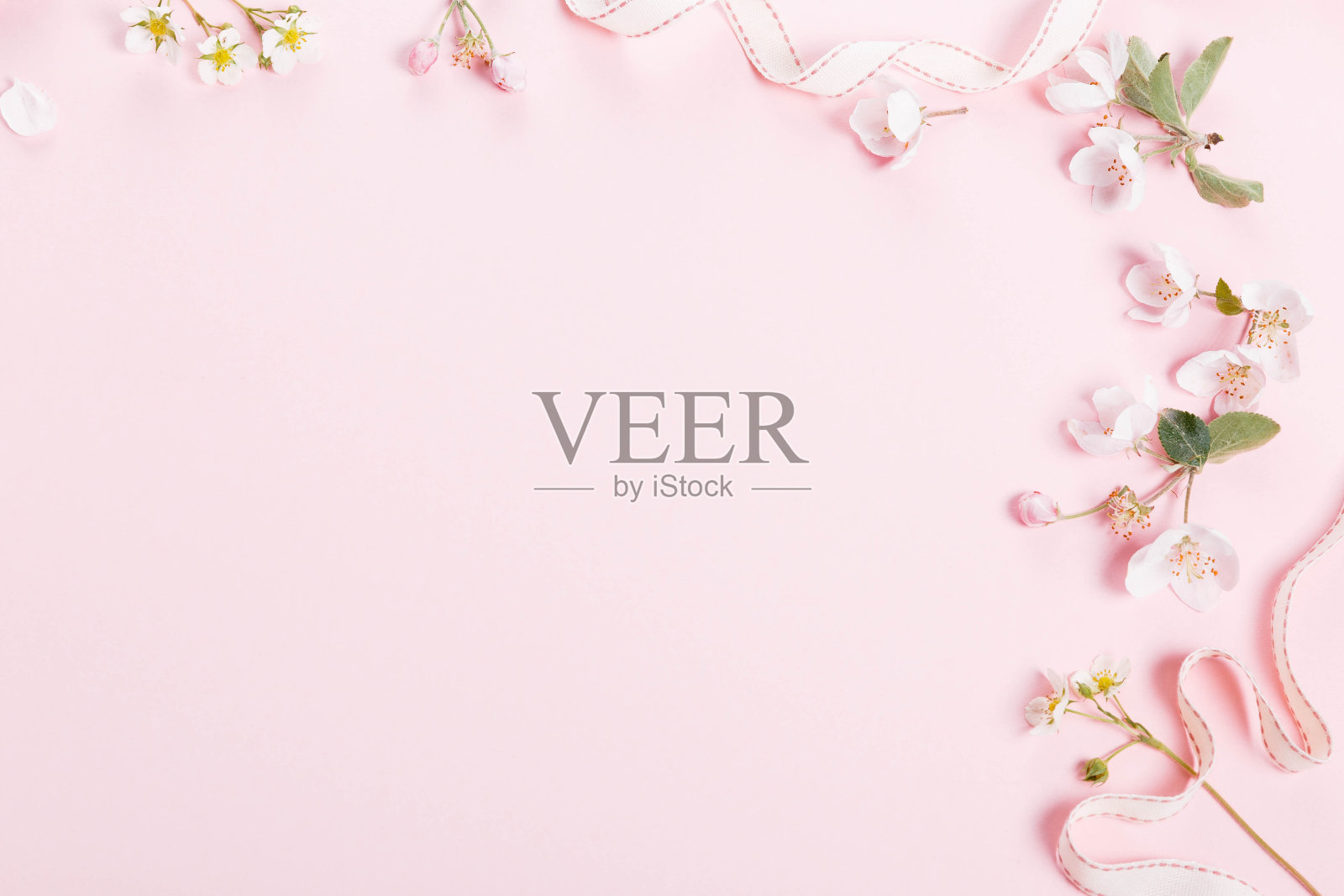 花卉图案与野花，绿叶，树枝在粉红色的背景。平躺照片摄影图片