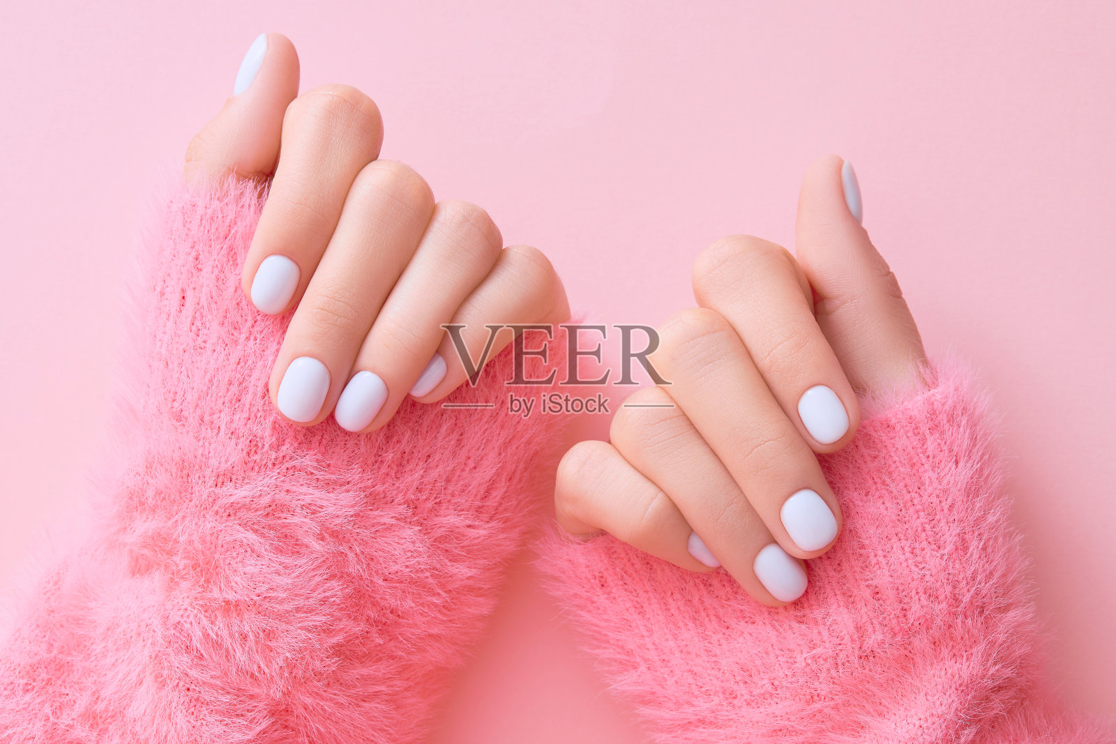 近距离女性的手与白色的指甲照片摄影图片