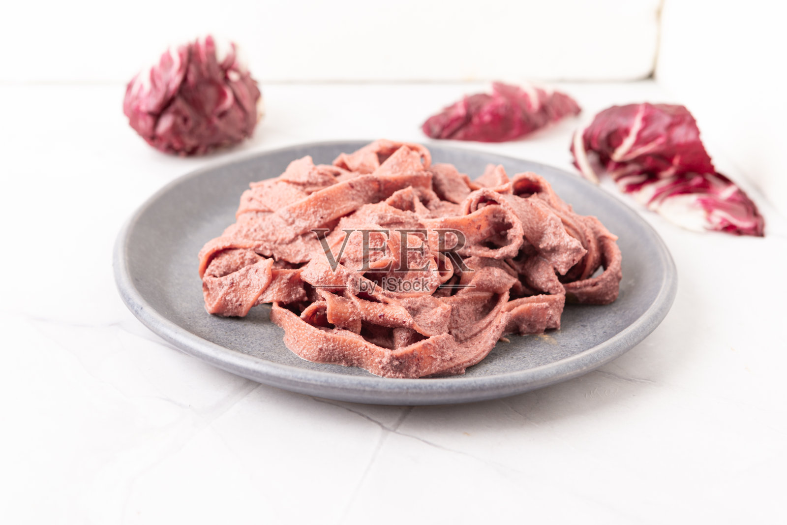 核桃菊苣酱意式宽面。适合素食主义者的秋季意大利菜。照片摄影图片