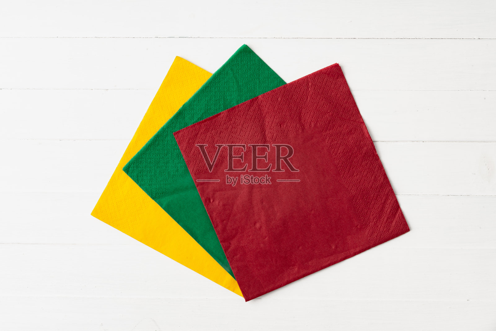 白色木制背景上的方形餐巾照片摄影图片