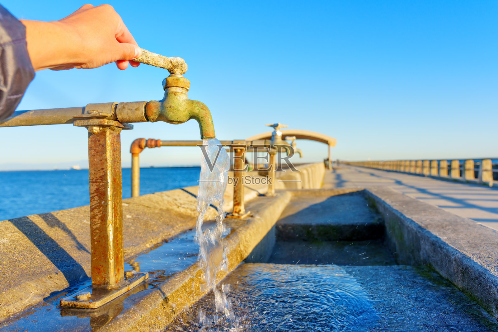 使用卡布里洛码头的公共洗漱站照片摄影图片