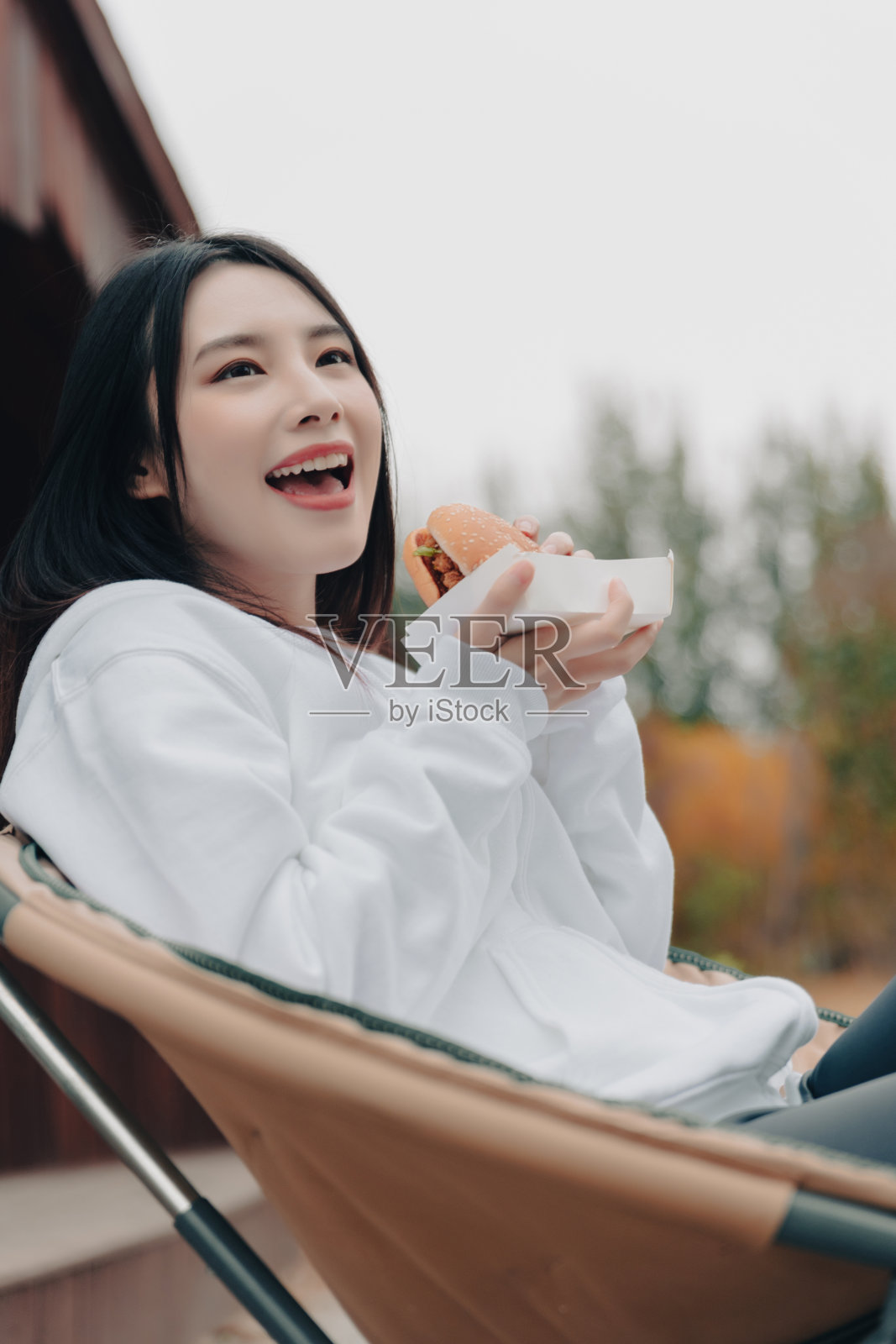 亚洲女性独自在公园旅行和露营。休闲旅行和户外活动的生活方式。照片摄影图片