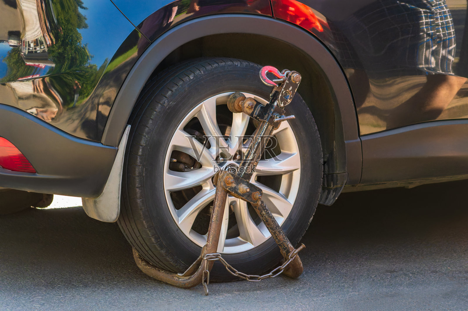 汽车的车轮被锁住了。把一辆车拖到罚款停车场照片摄影图片