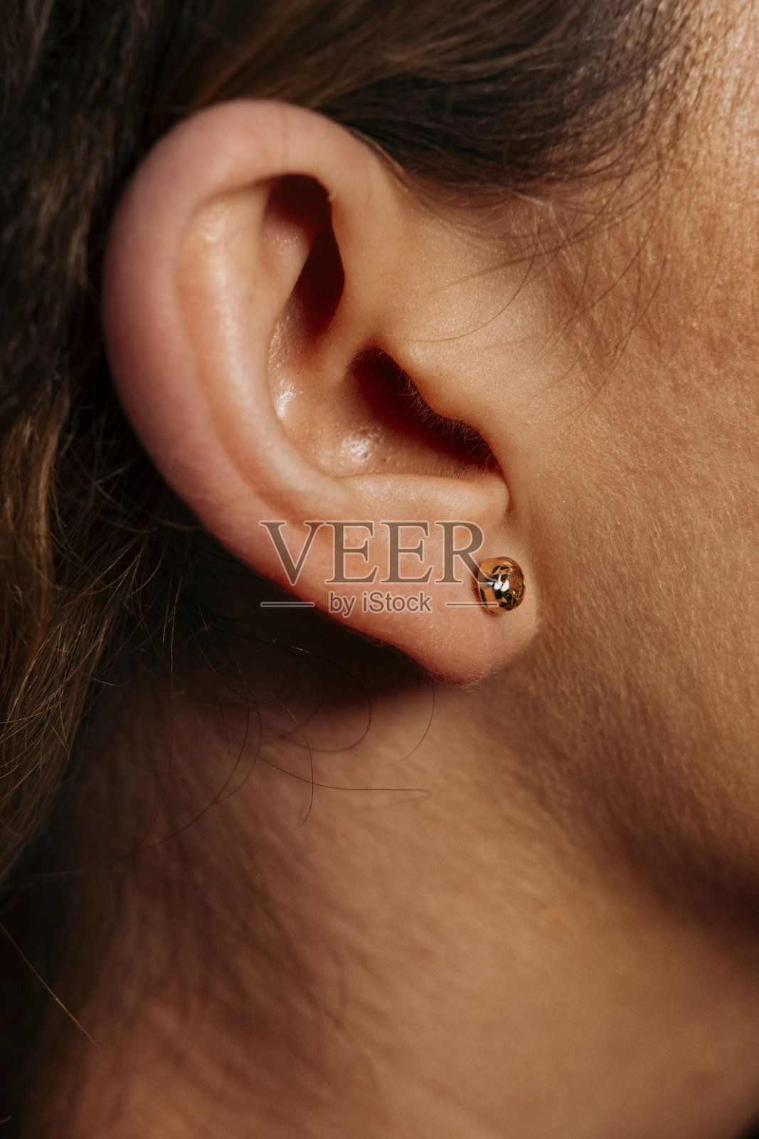 珠宝，漂亮女孩耳钉，女性配饰，金耳环，镶石耳环，特殊钻石照片摄影图片