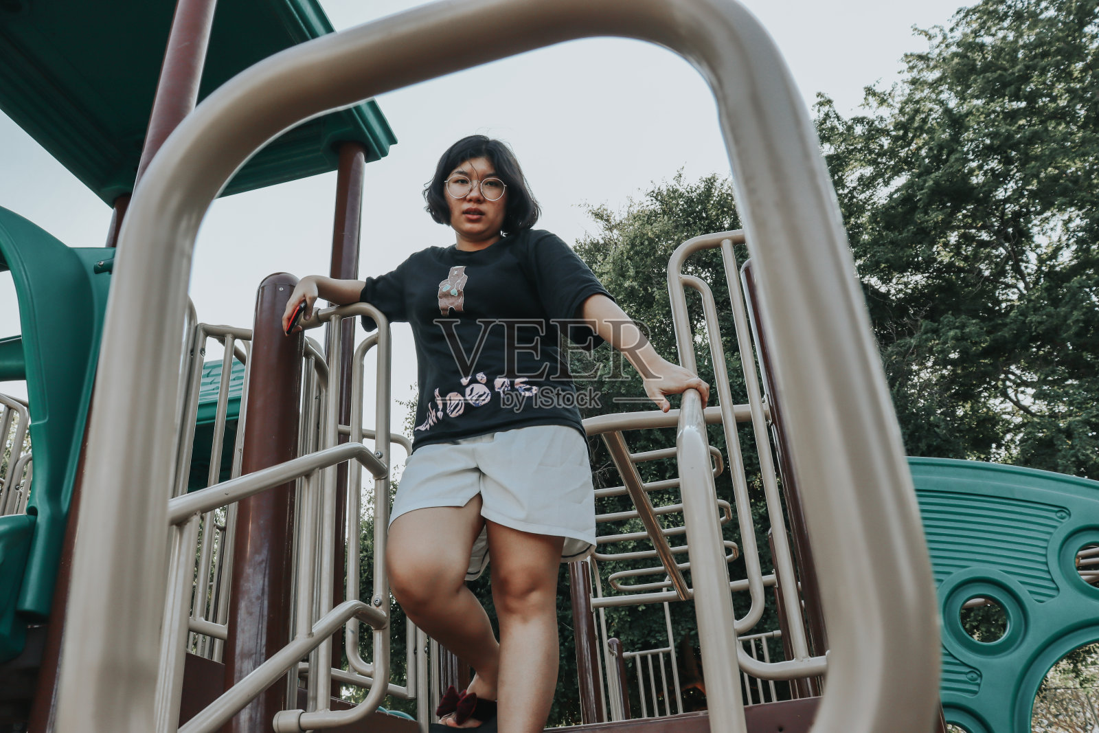 胖乎乎的女孩在公园里玩照片摄影图片