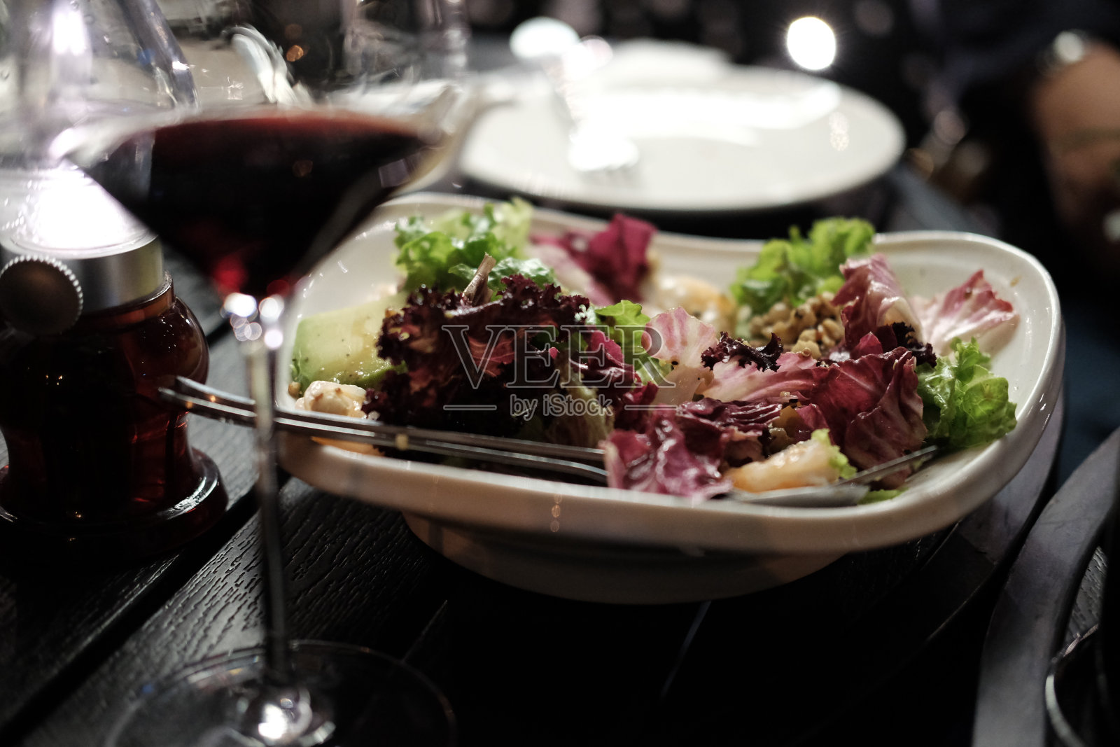 餐厅沙拉和酒，盘子，盘子，特写照片摄影图片