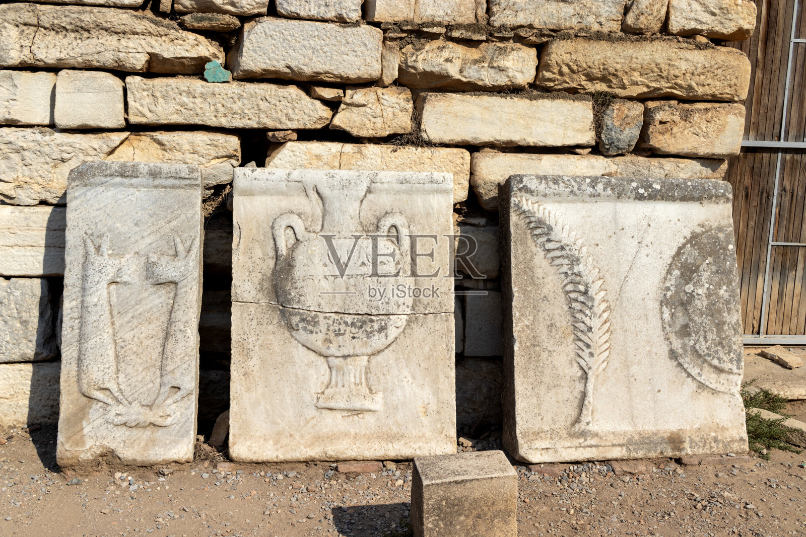 各种希腊艺术石雕作品在土耳其、伊兹密尔、以弗所露天博物馆展出。照片摄影图片