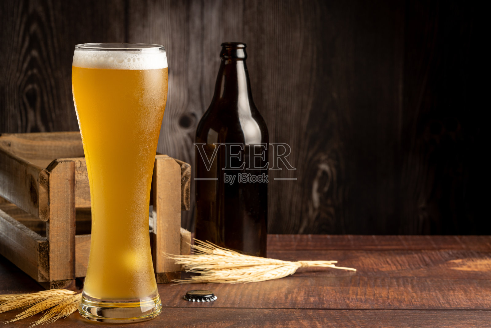 满满一杯德国小麦啤酒。照片摄影图片