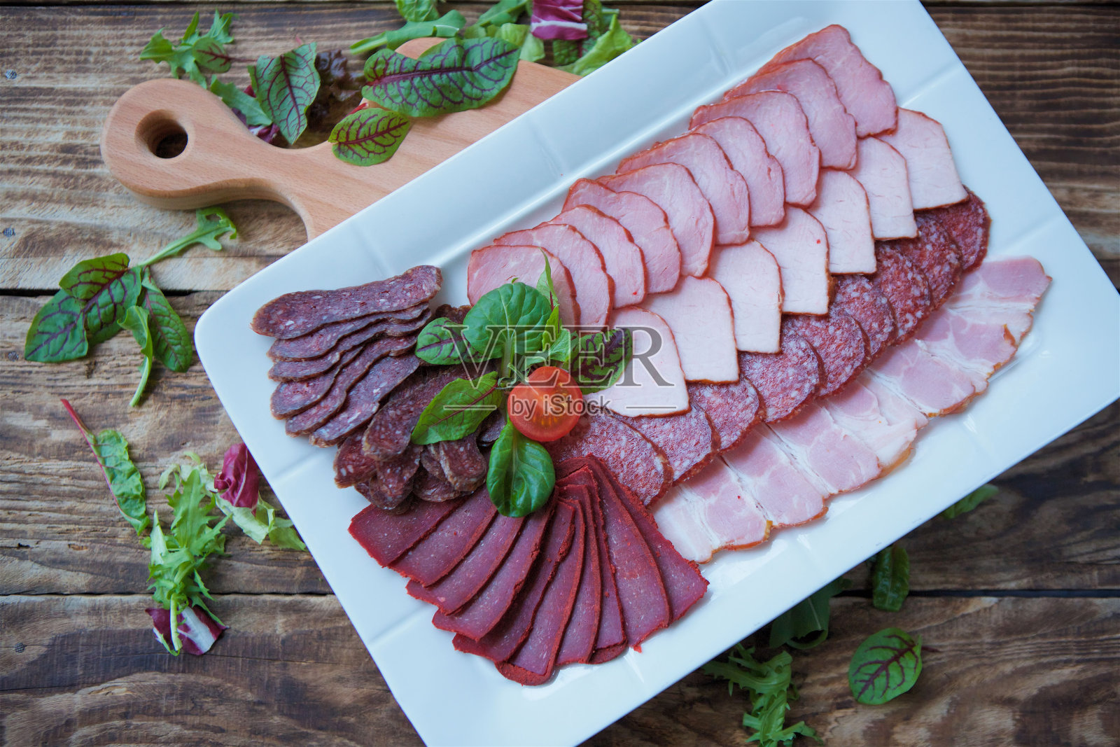 在盘子里切各种肉和香肠照片摄影图片