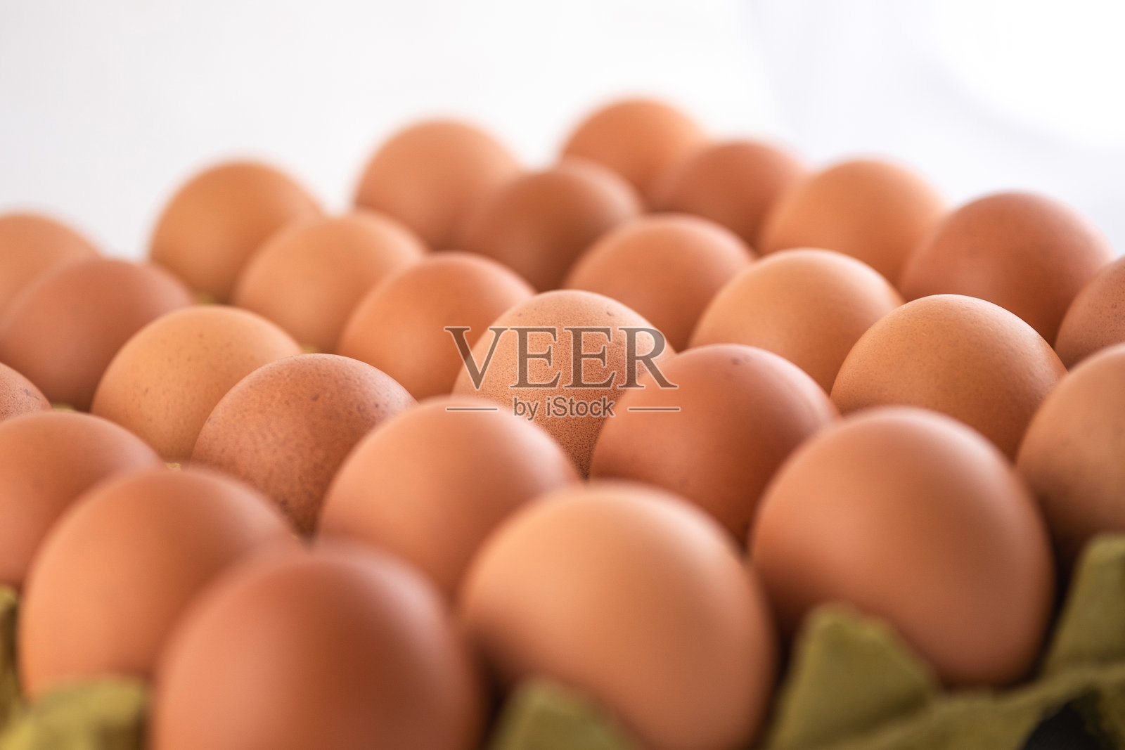 蛋箱。空蛋盒。棕色的鸡蛋。鸡蛋特写照片摄影图片