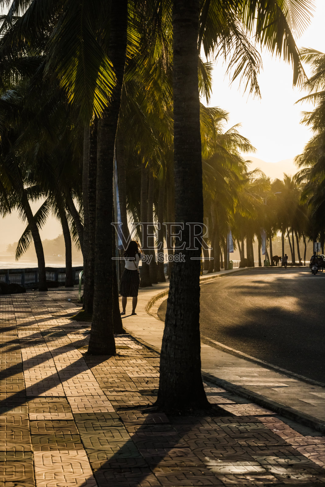 日落时女人的剪影照片摄影图片