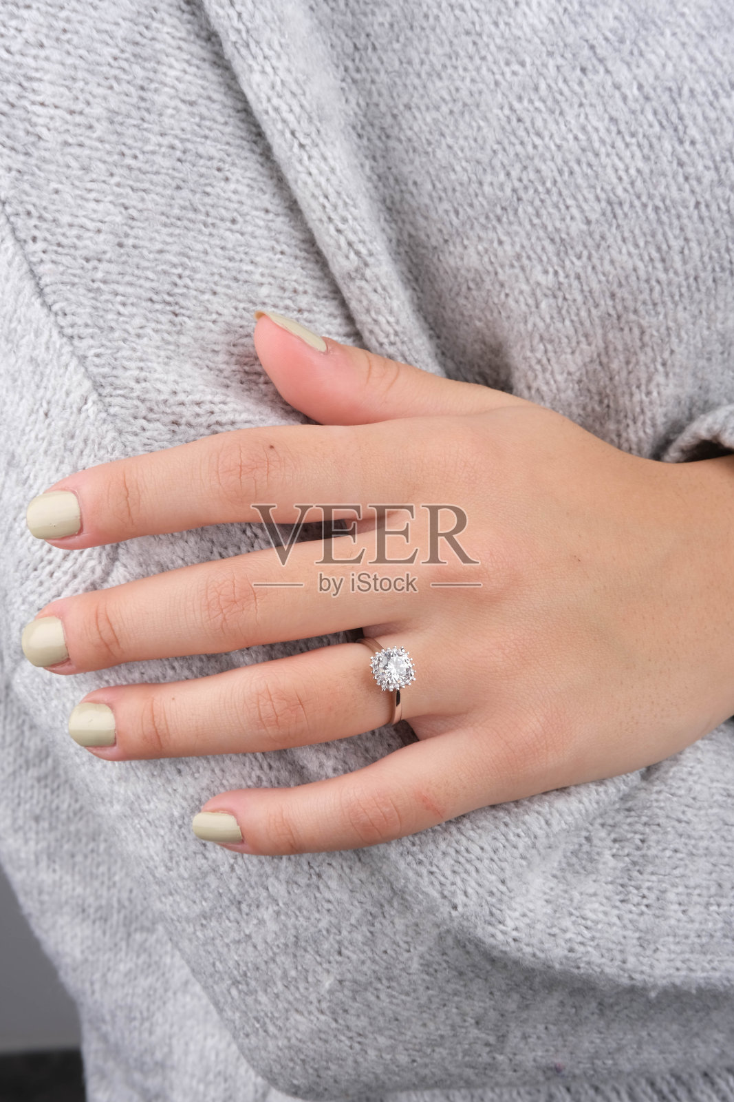 女人手指上模糊的戒指照片摄影图片