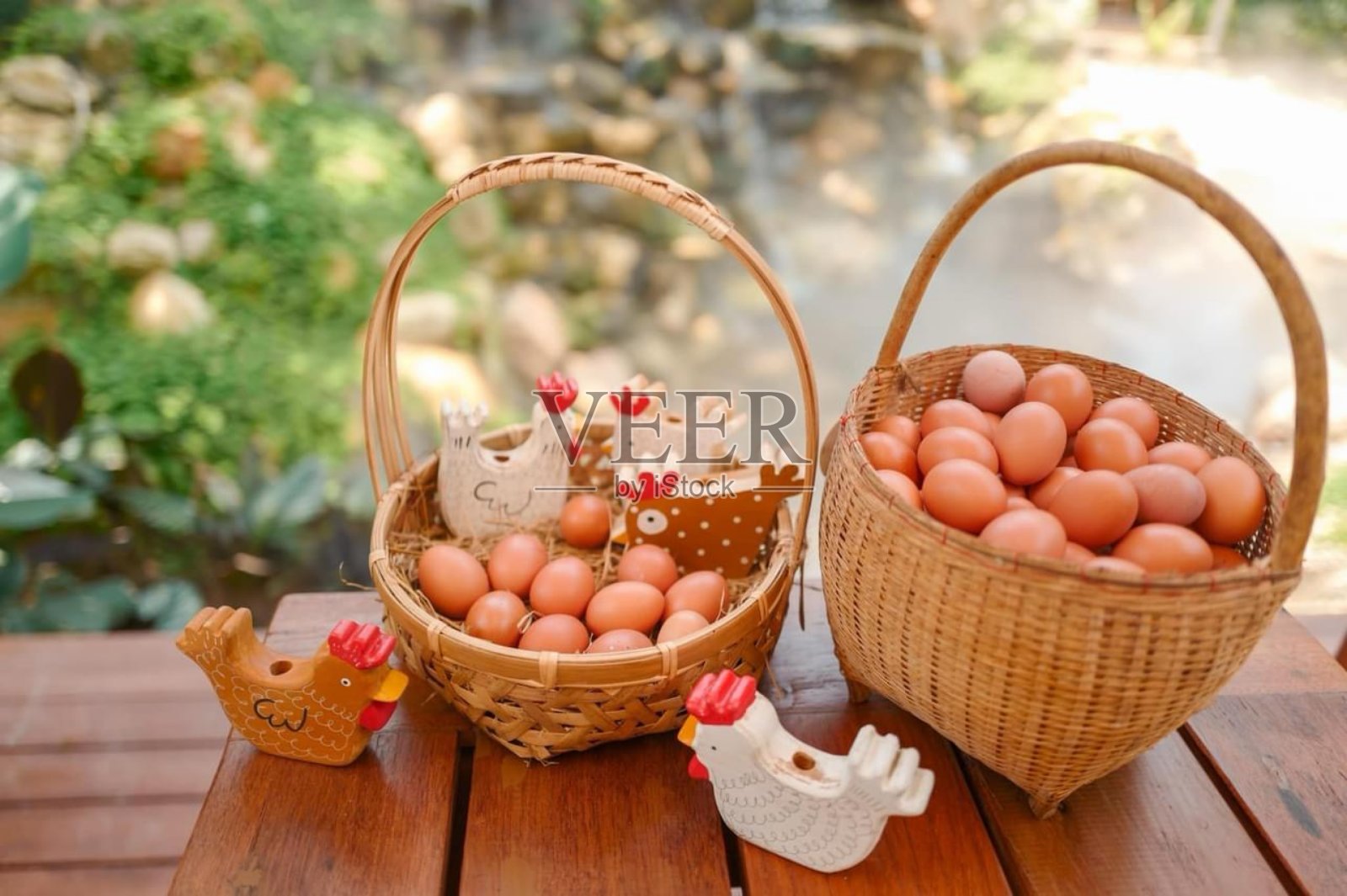 鸡蛋在篮子里照片摄影图片