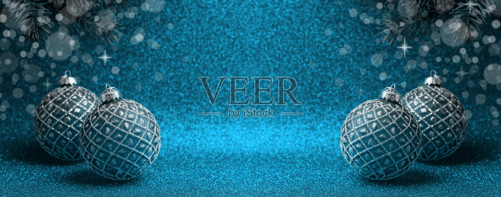 蓝色圣诞背景。装饰物装饰与装饰，圣诞树早午餐，闪光，复制空间在vcenter。寒假主题。新年或圣诞快乐贺卡。照片摄影图片