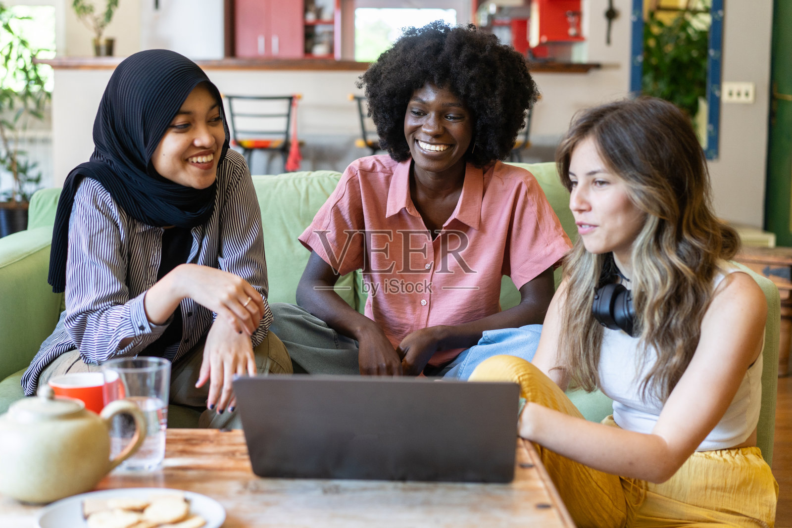 三位女性朋友在一起学习时玩得很开心照片摄影图片
