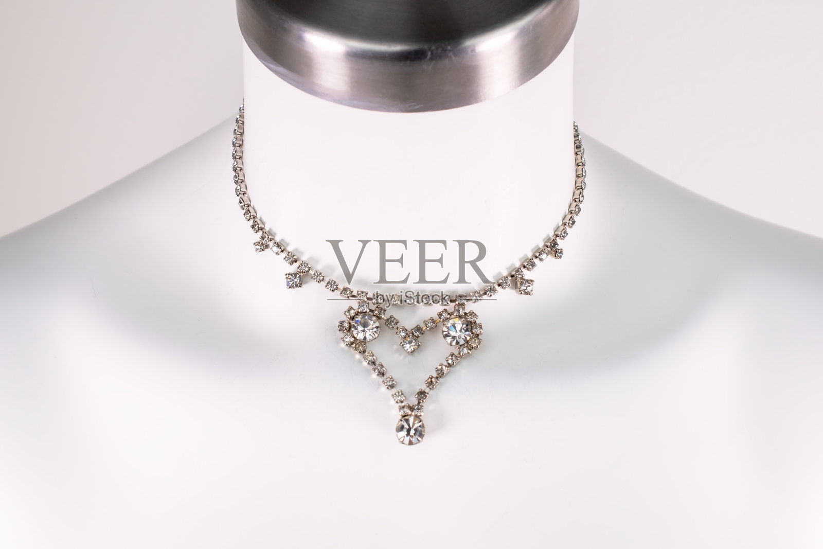 独特的美丽的项链上的女人一个白色的人体模型，复古珠宝的概念，宣传照片为网上珠宝店照片摄影图片