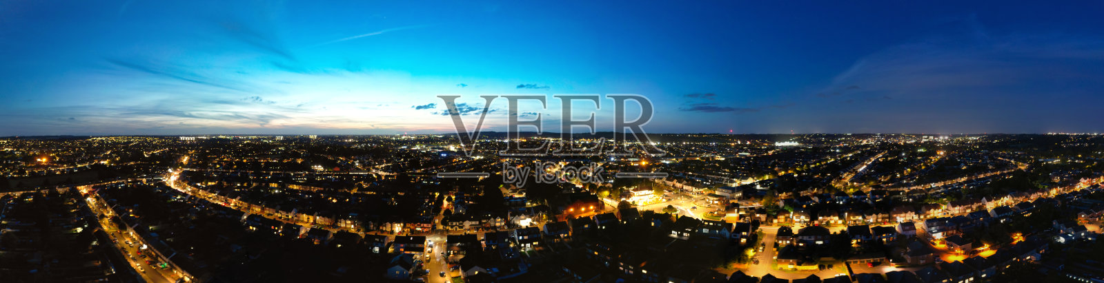 照明卢顿市的高角度全景照片摄影图片