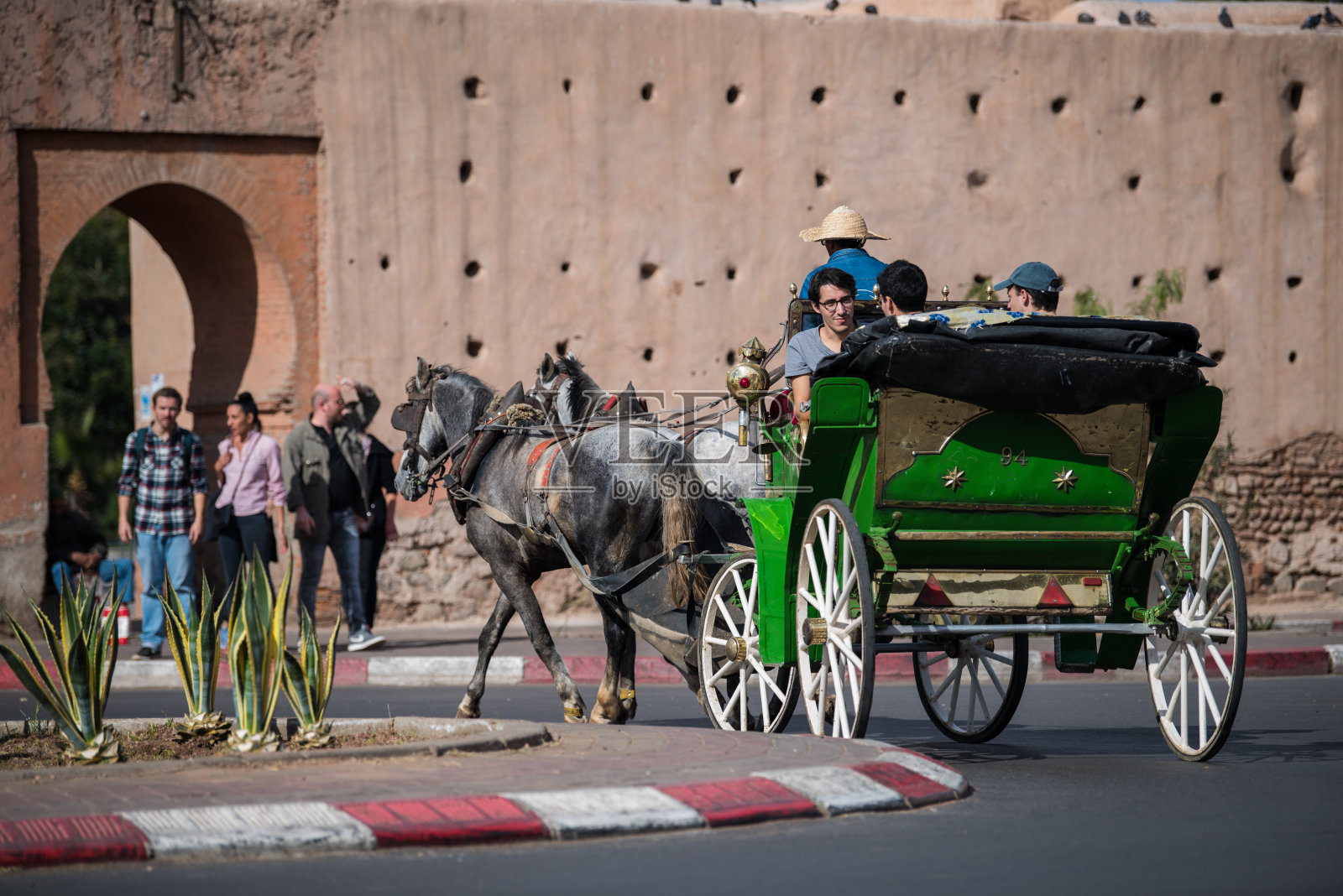 马拉喀什街道上的马车。照片摄影图片