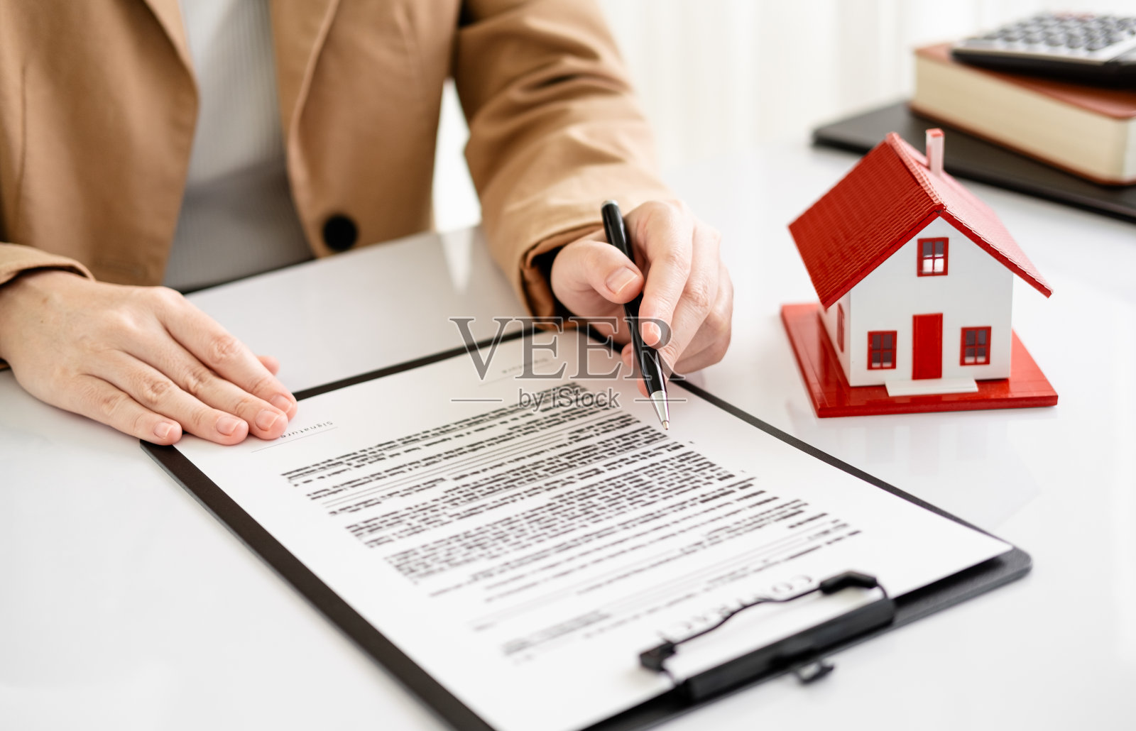 房地产经纪人住宅挂牌合同照片摄影图片