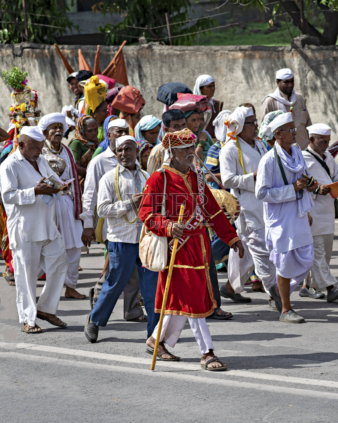 潘达布尔瓦里游行期间穿着士兵服装的男性奉献者。照片摄影图片