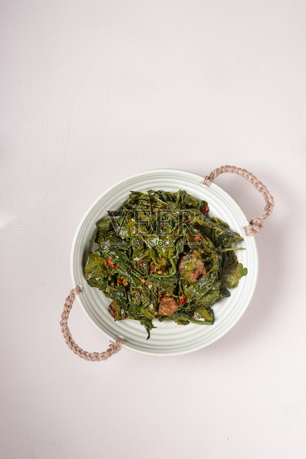 Tumis Pakis或Oseng Pakis是炒蕨叶。照片摄影图片