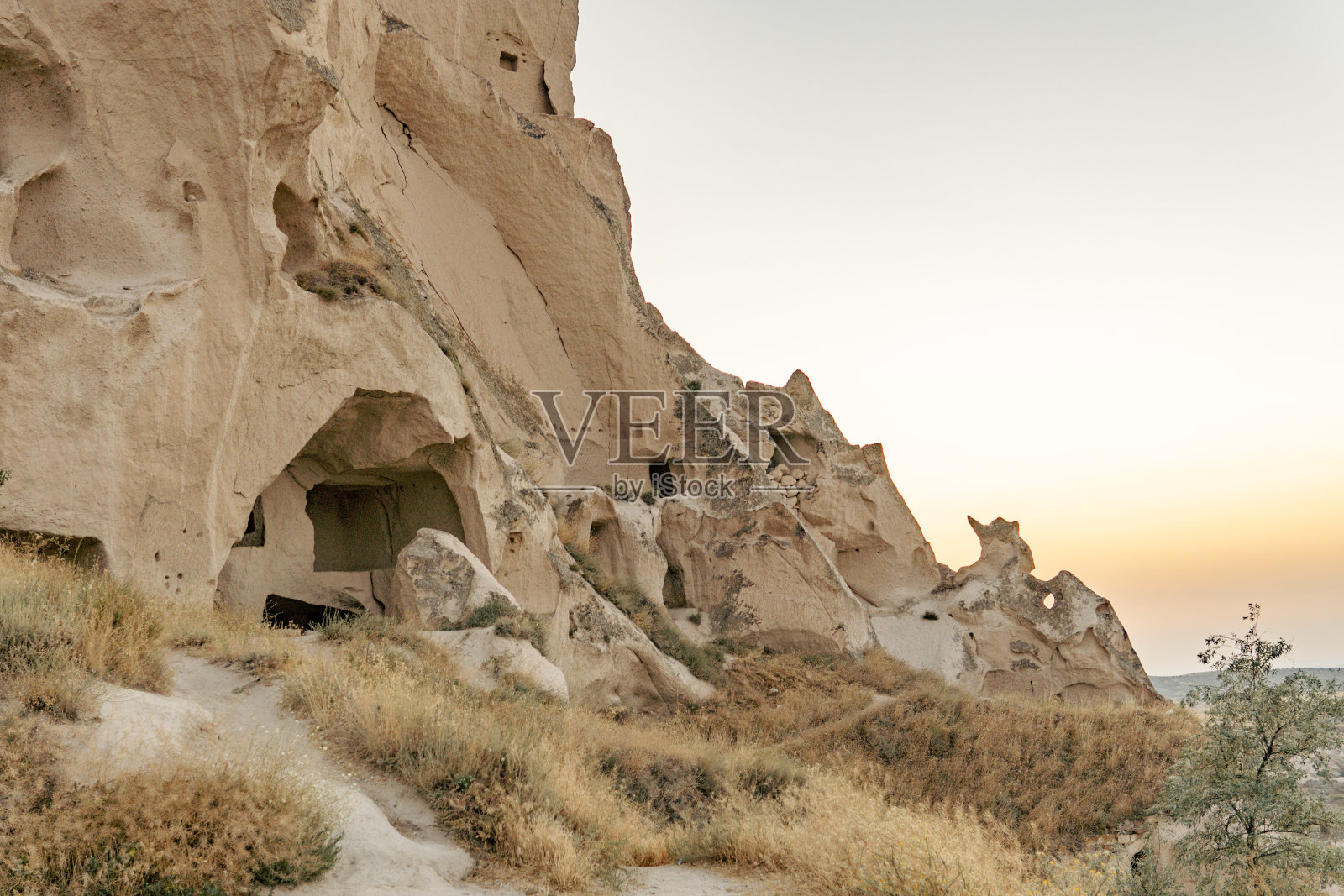 八月日落时的乌奇萨尔洞穴城照片摄影图片