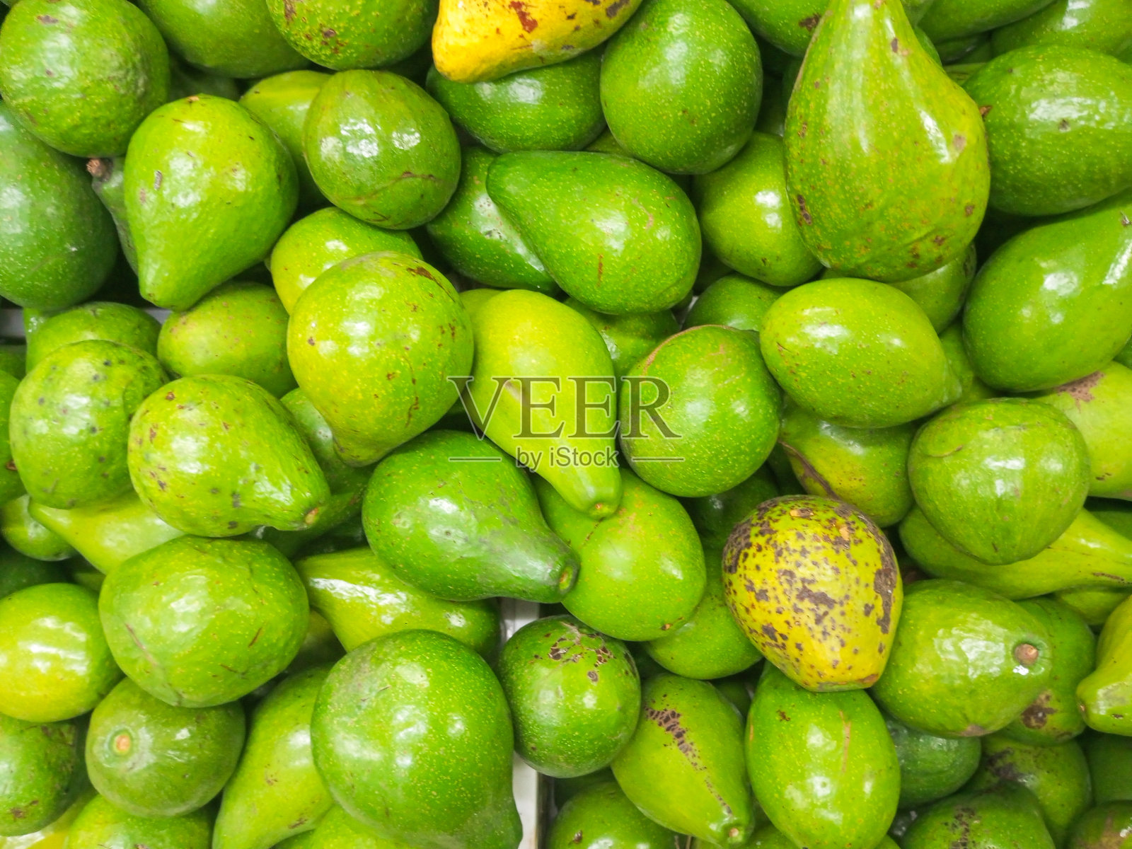 水果店里的几个大鳄梨照片摄影图片