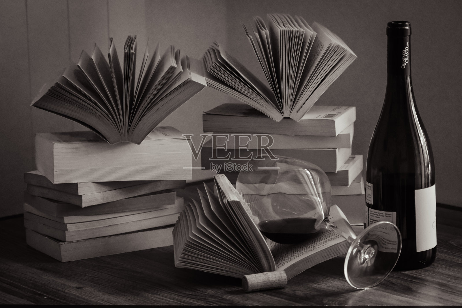 书与酒照片摄影图片