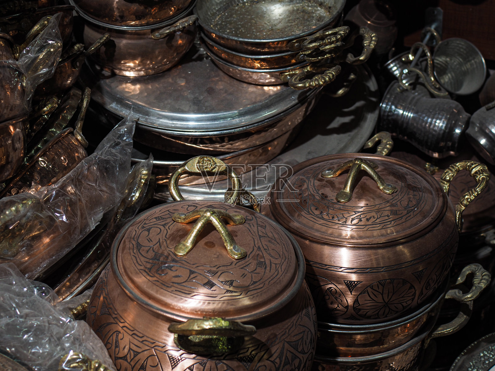 古玩市场上的金属工艺纪念品照片摄影图片