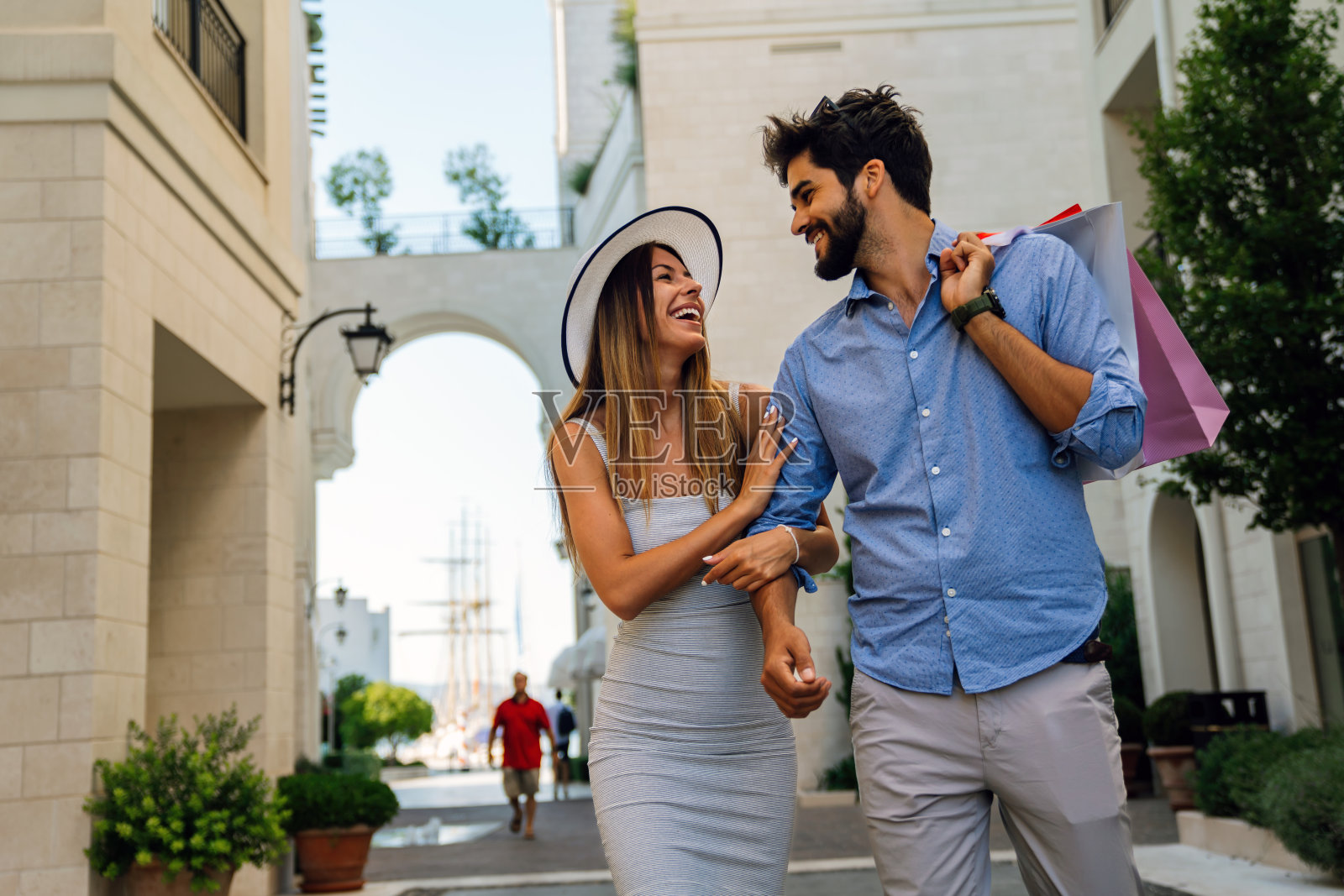 兴奋的人们开心地购物。一对年轻夫妇享受暑假的户外照片照片摄影图片