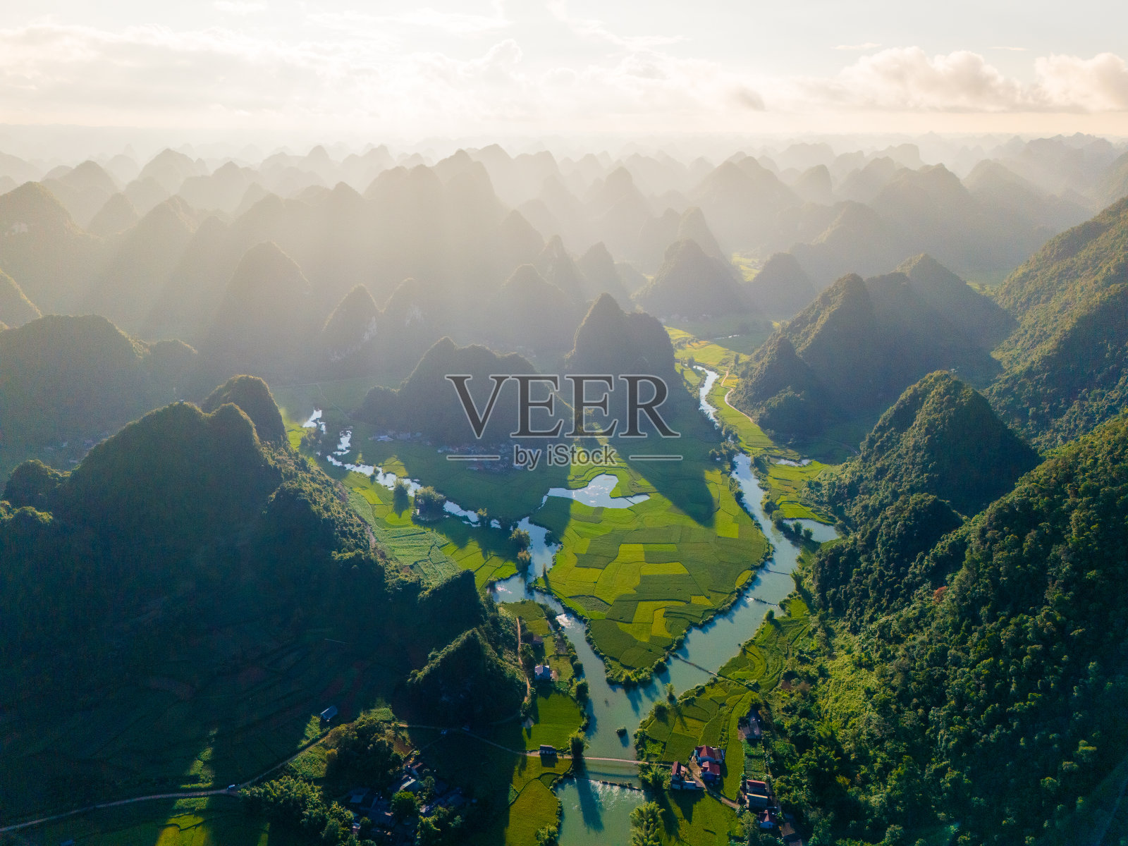 芳南河谷空中景观，越南曹邦省极具风光的景观，有河流、自然、绿色的稻田照片摄影图片