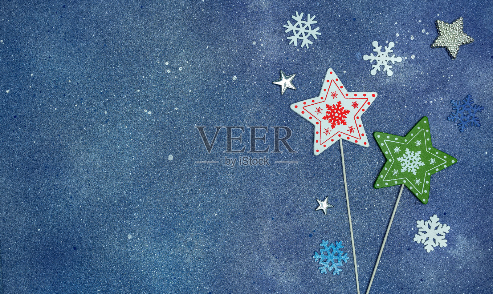 蓝色圣诞grunge背景与星星和雪花。圣诞节庆祝活动。照片摄影图片