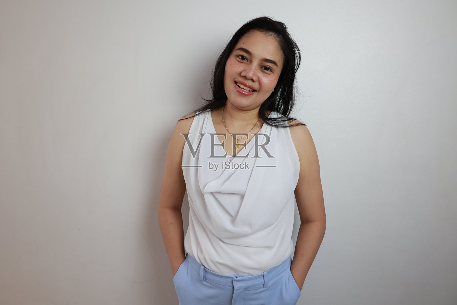 灰色背景上的人，女人的肖像照片摄影图片