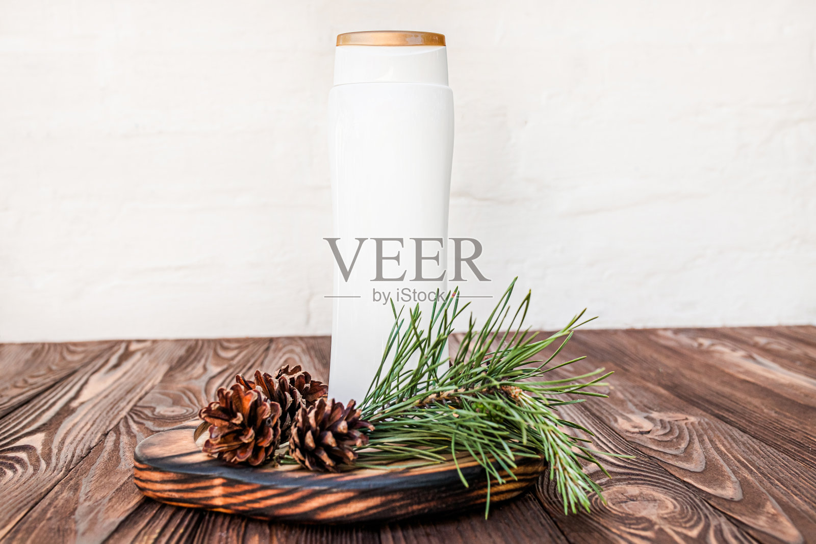 由草药和球果制成的天然洗发水。照片摄影图片