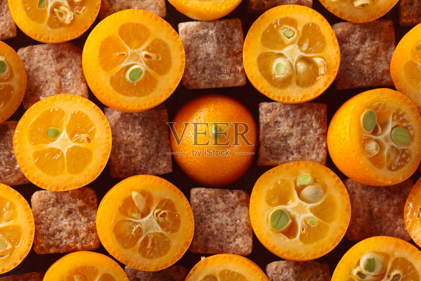 新鲜的金桔和糖块。照片摄影图片