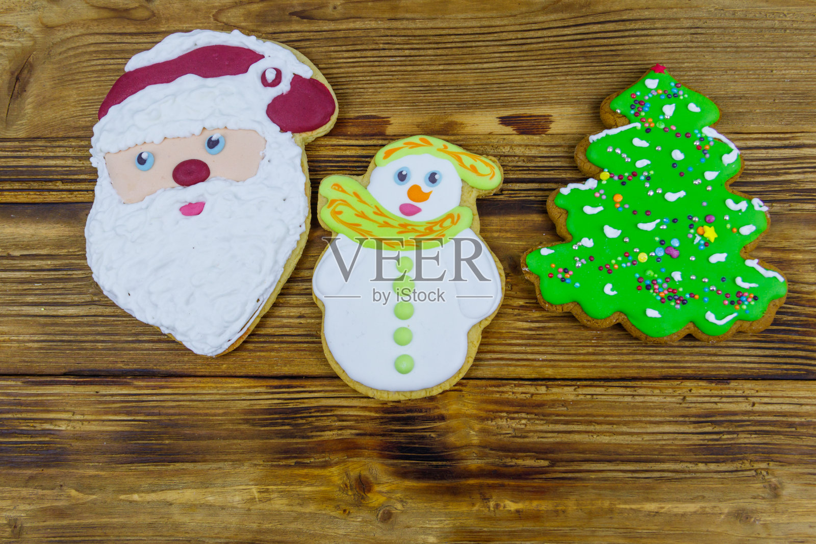 木制桌子上的圣诞姜饼饼干。俯视图照片摄影图片