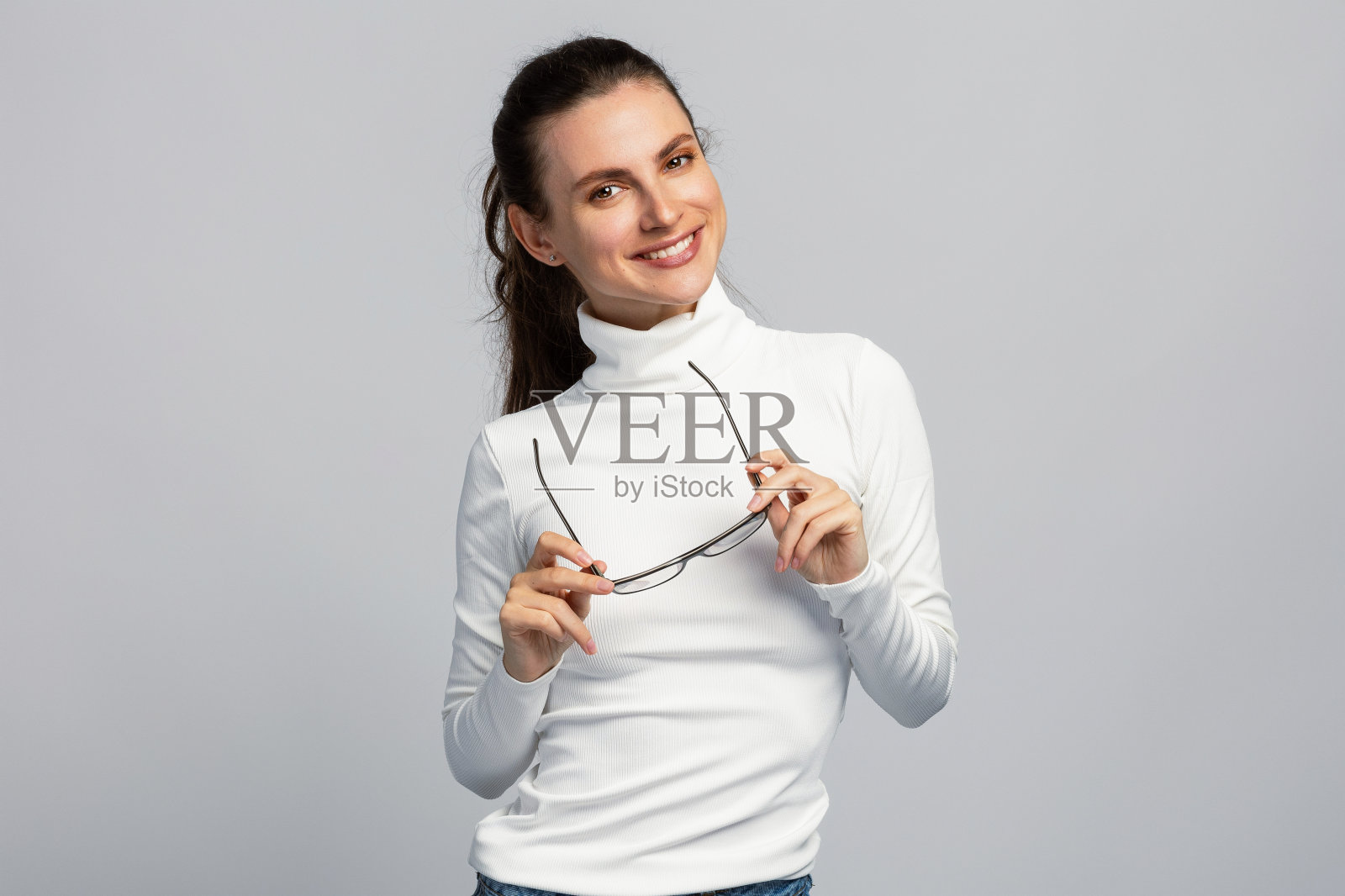 年轻美女和眼镜照片摄影图片