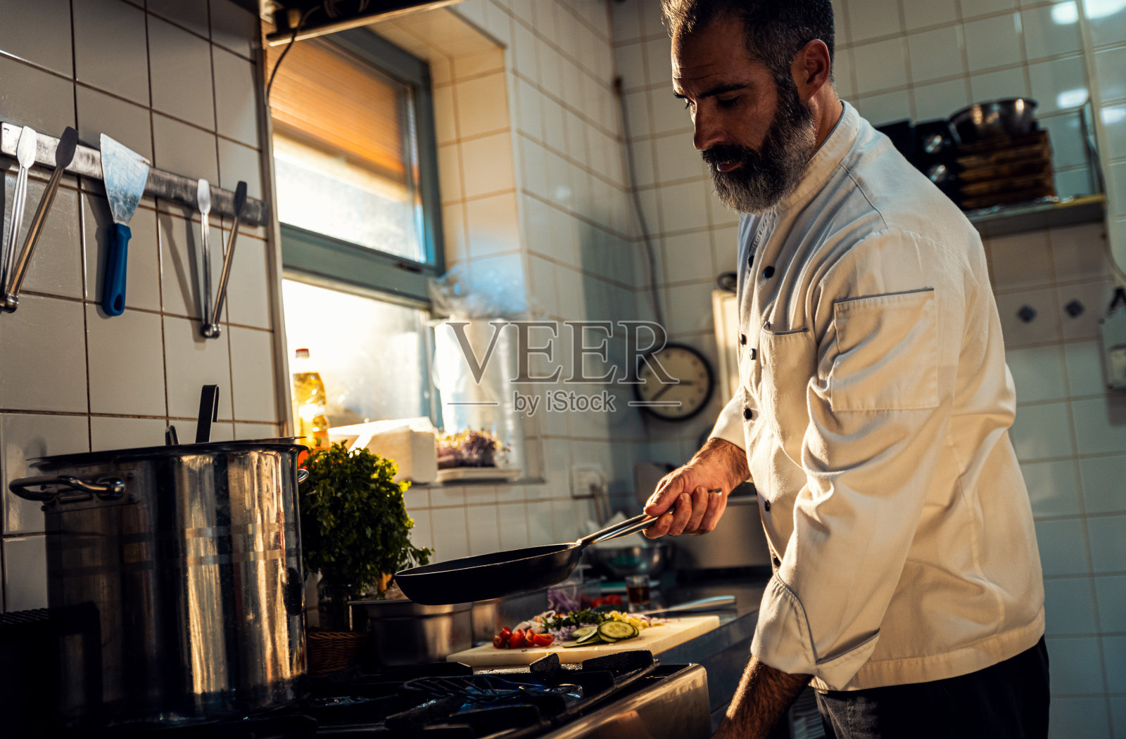 厨师在餐厅的厨房里做饭。照片摄影图片