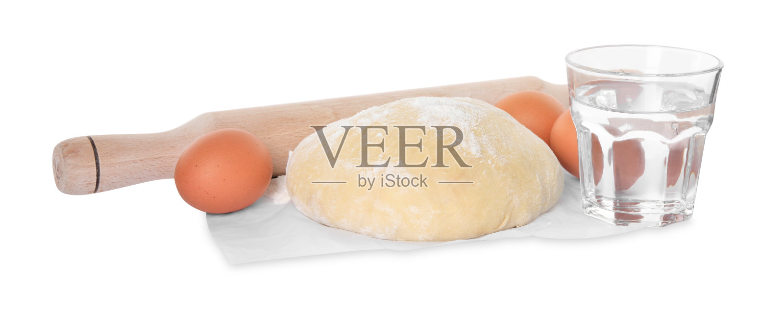 用苏打水做烤饼。面团和配料隔离在白色上照片摄影图片