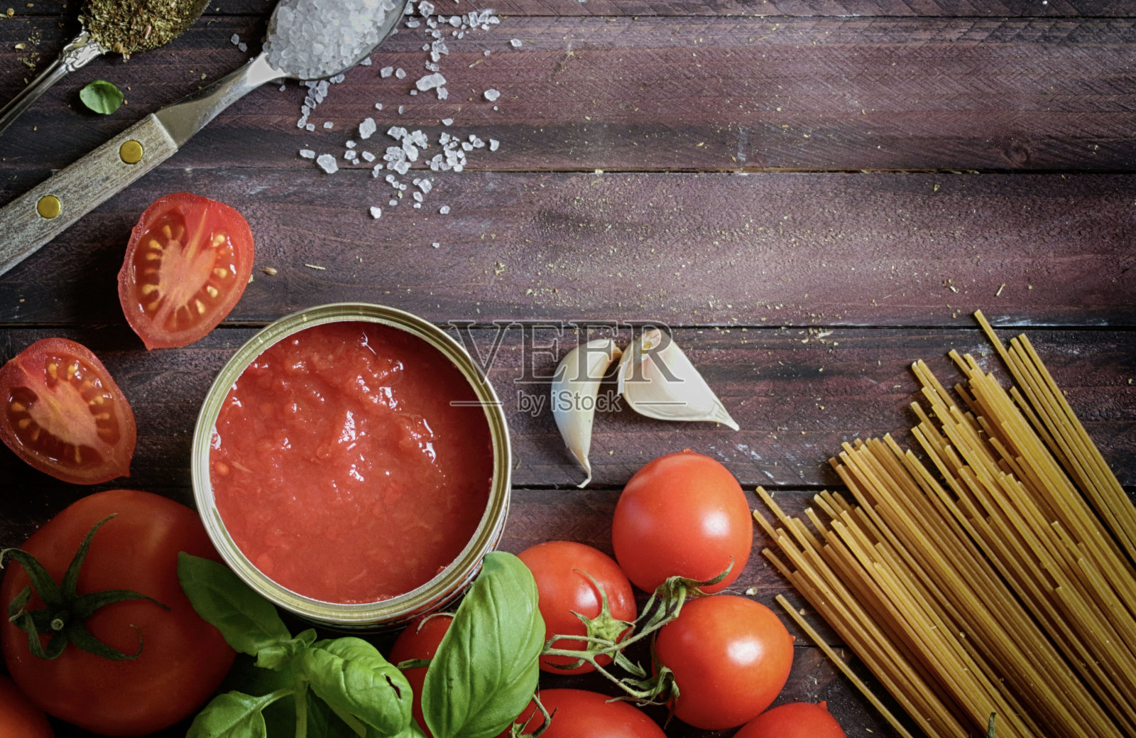 番茄意面的烹饪材料。意大利菜。照片摄影图片