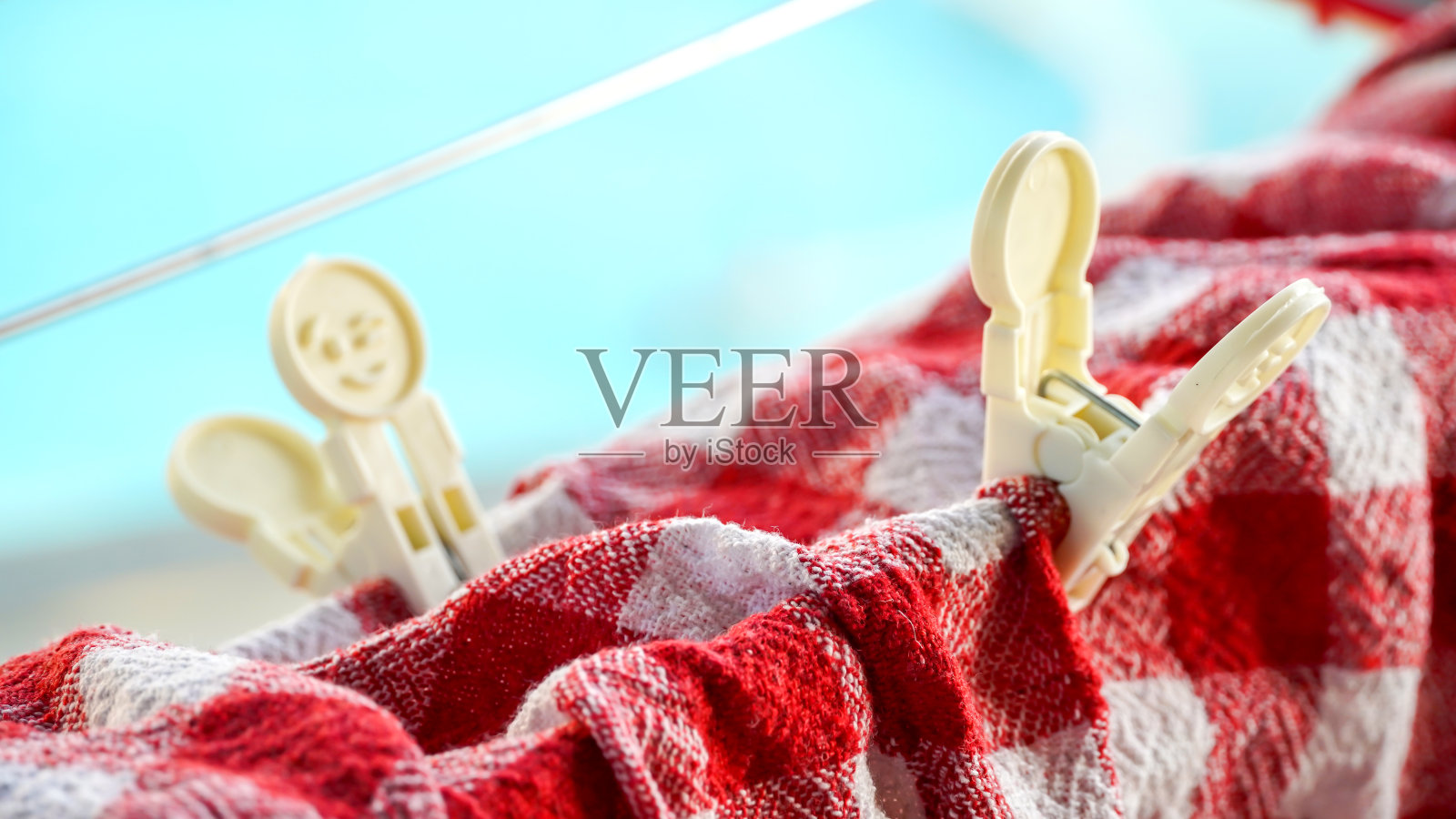 用钉子挂在阳台上晾衣架上的罩子照片摄影图片