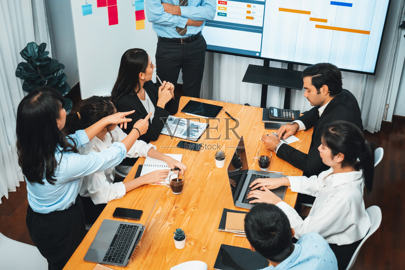 多民族多元化商业人士和现代商业项目。服装照片摄影图片