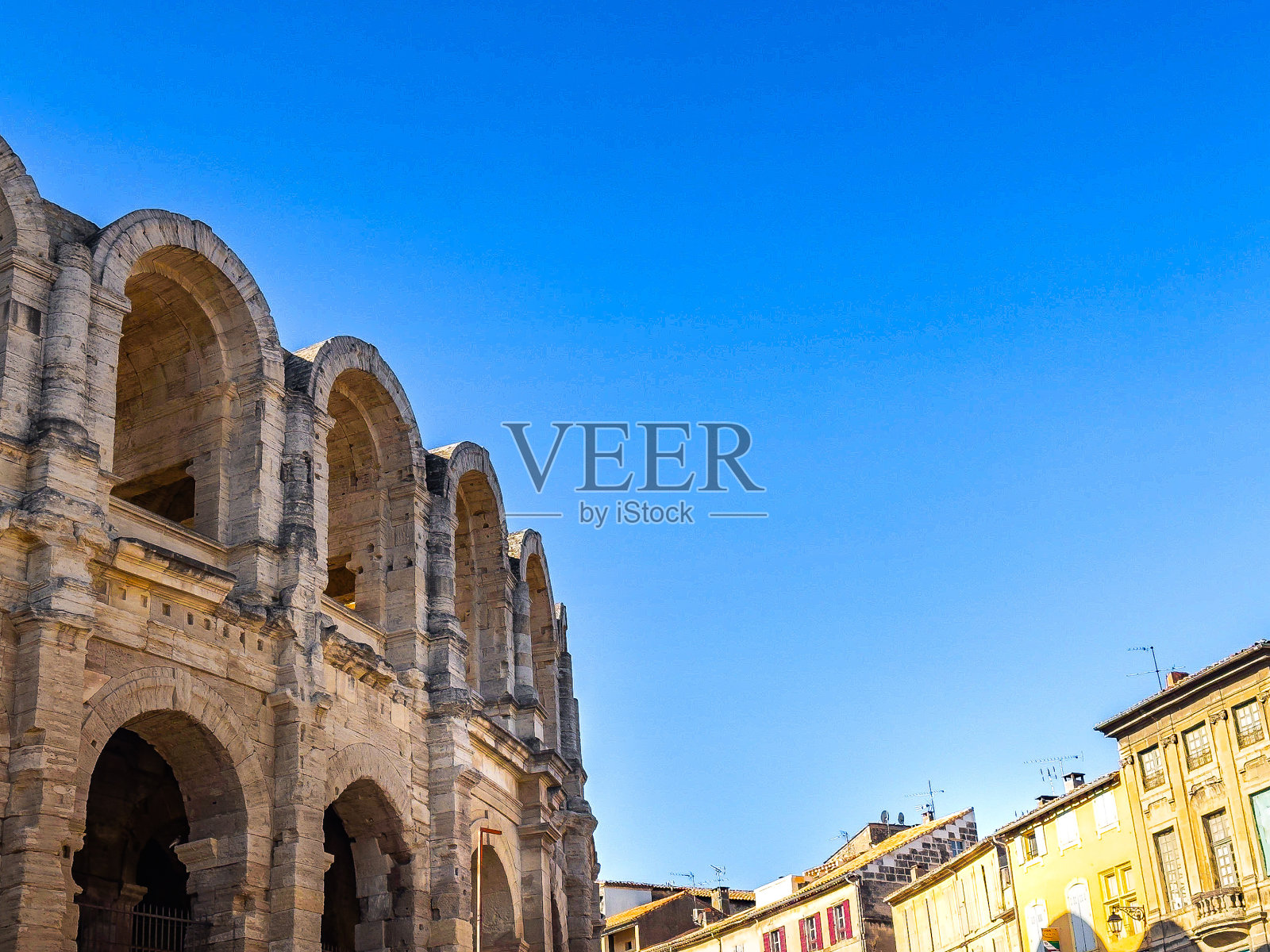 阿尔勒揭秘:漫步古老村庄迷人的街道照片摄影图片