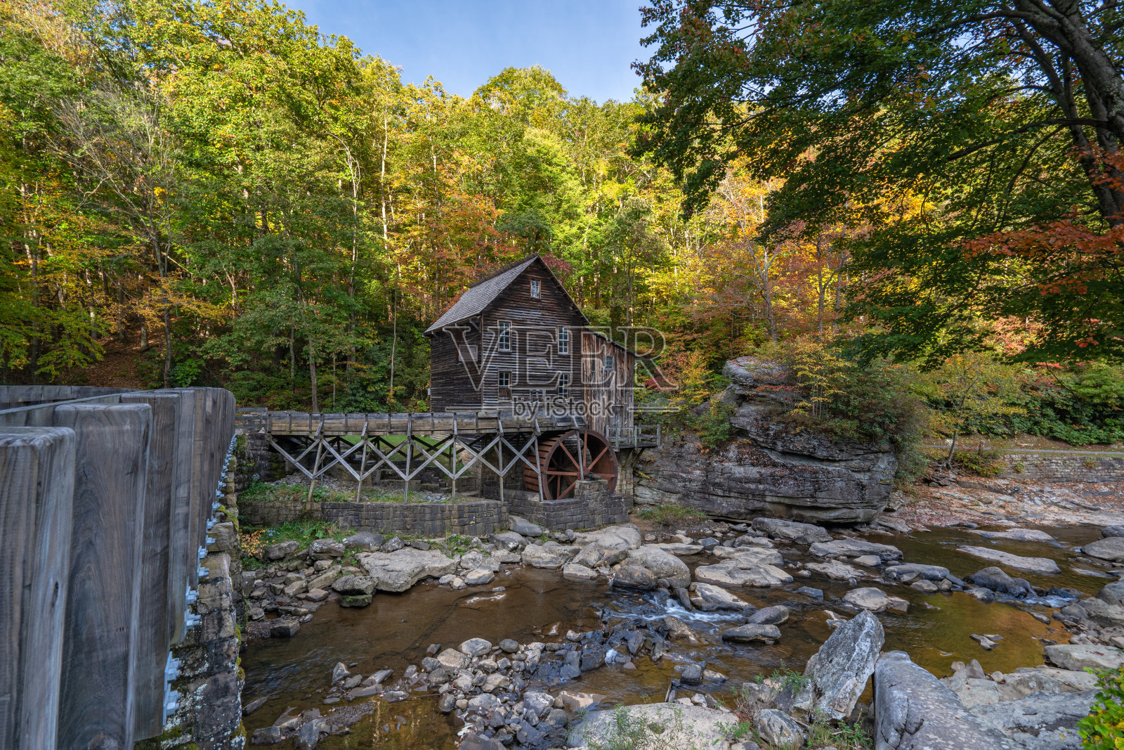在美国西弗吉尼亚州阿巴拉契亚山脉的秋季，巴布科克州立公园的格莱德溪磨坊。照片摄影图片