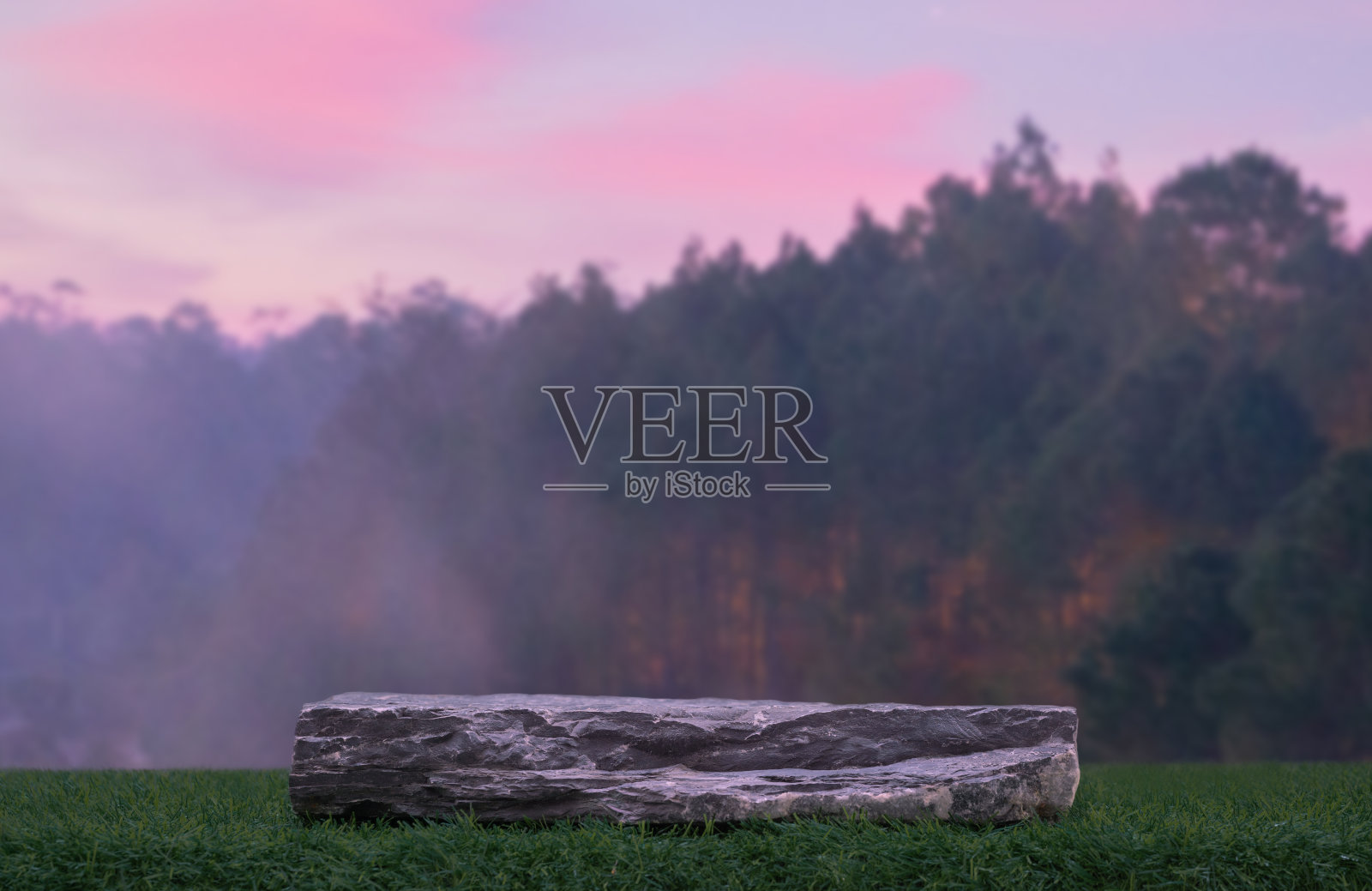 石头讲台桌面户外模糊森林粉红色天空在日出的自然背景。化妆品放置底座呈现最小的陈列，天堂梦幻的概念。照片摄影图片