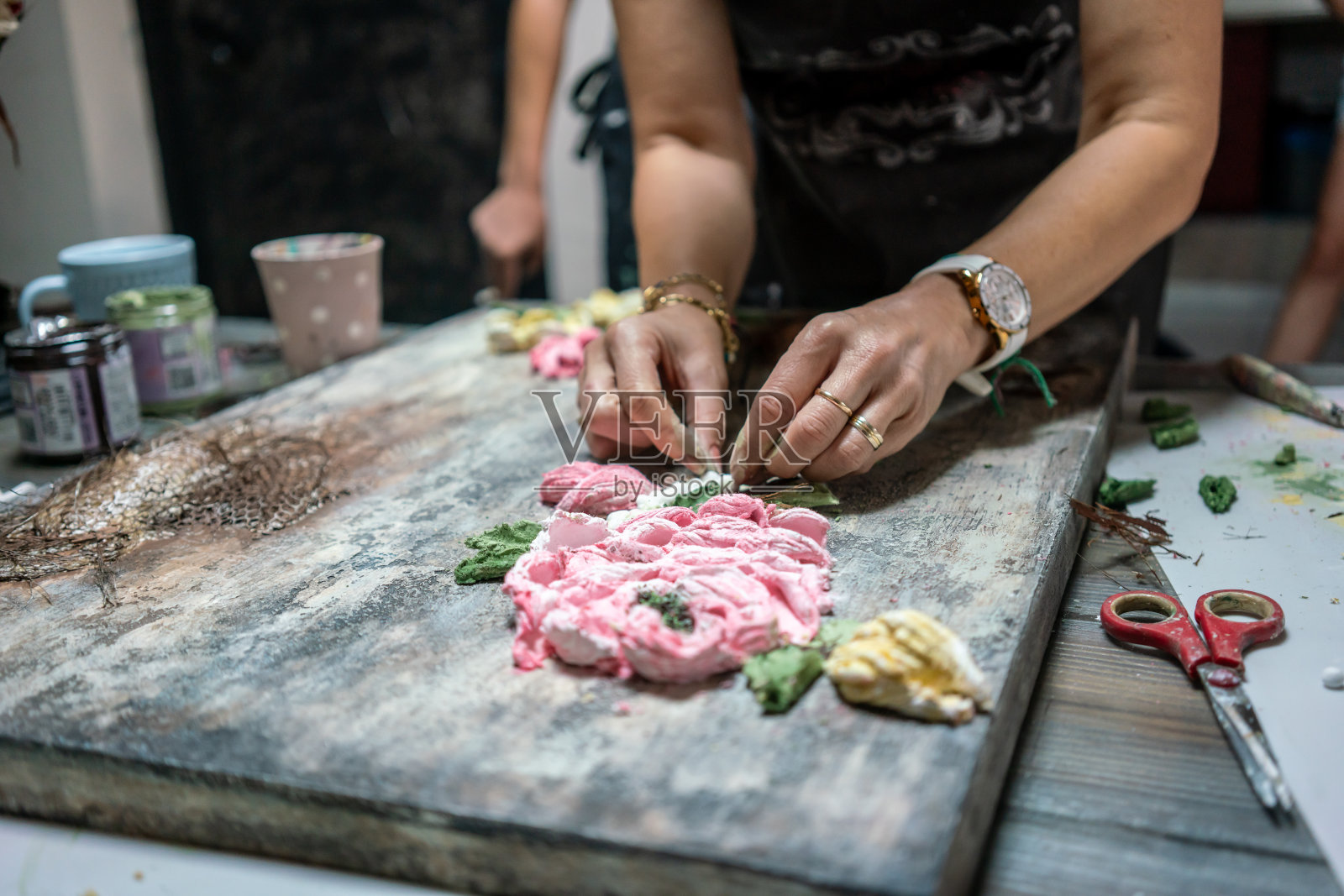 女救济艺术家的手在画布上工作的工作室工作场所水平艺术近距离静止照片摄影图片