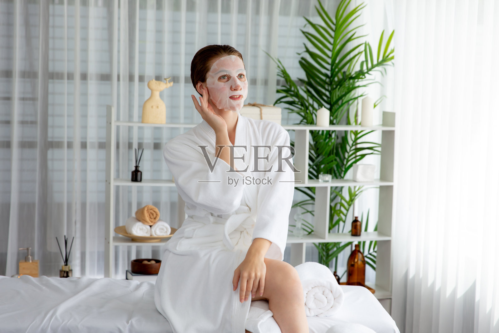 宁静的现代日光水疗沙龙的氛围与女性客户的姿势。静照片摄影图片