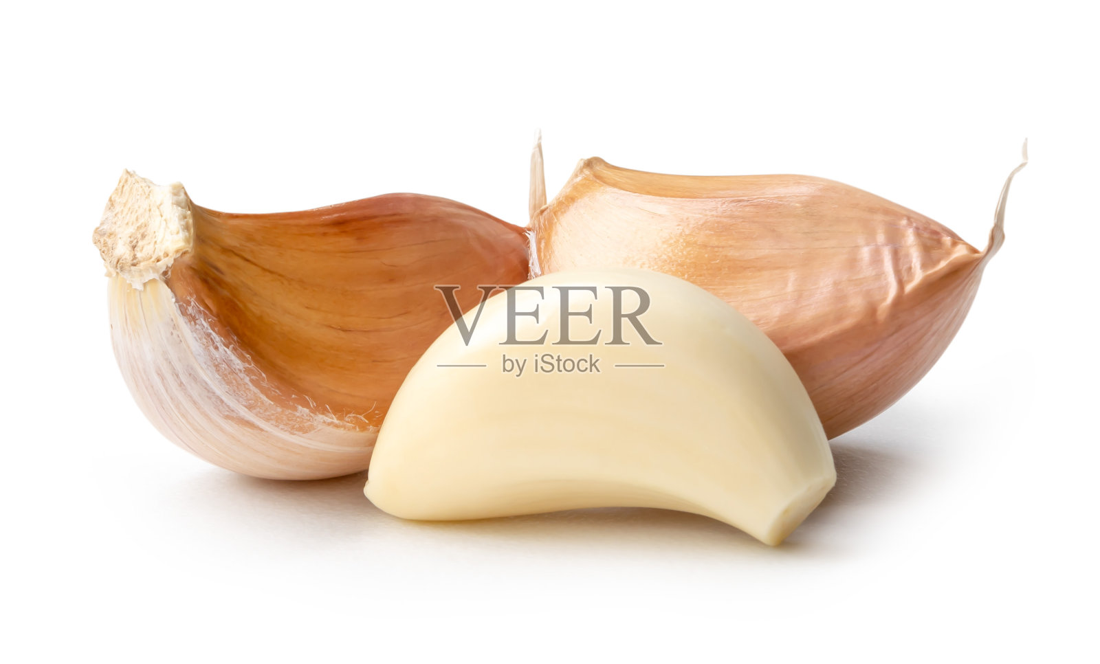 剥去的蒜瓣在白色背景上被孤立照片摄影图片