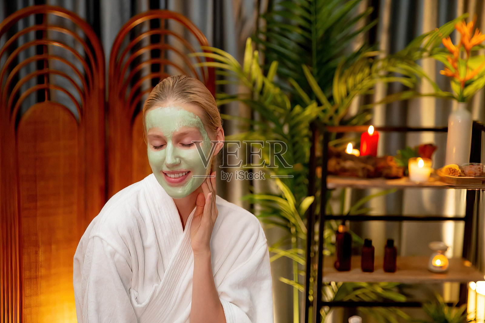 女人沉迷于奢华的面霜水疗按摩恢复活力。静照片摄影图片