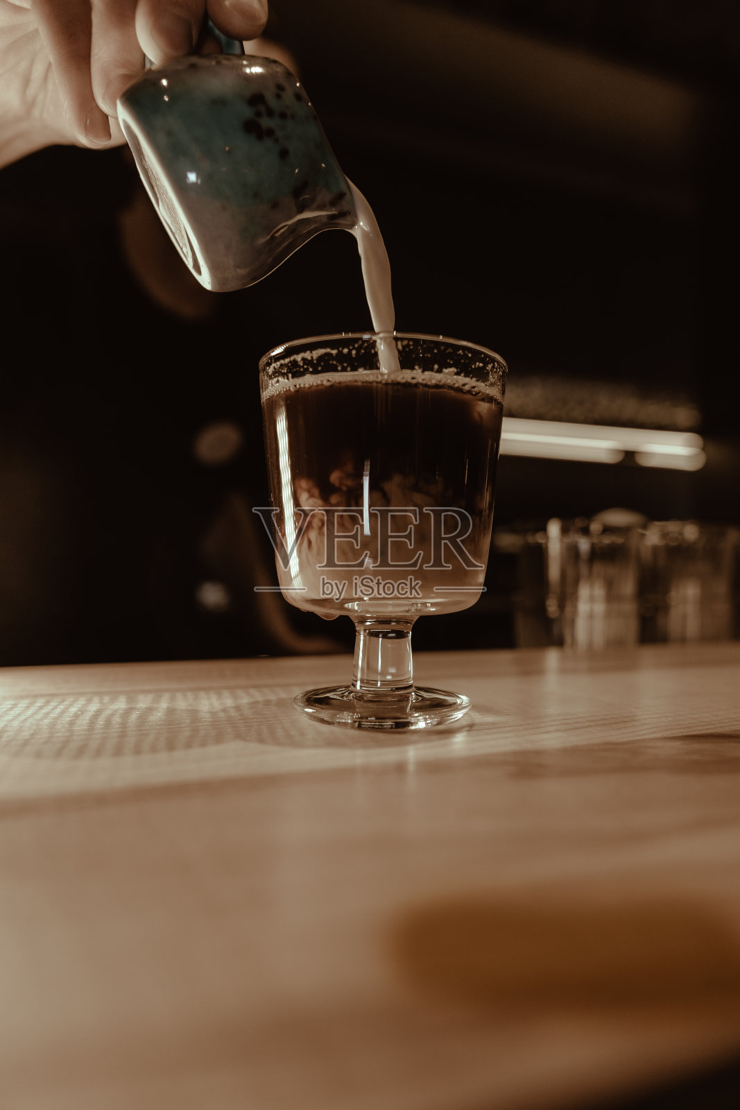 舒适的咖啡馆氛围:咖啡馆的大气镜头，美味的咖啡，和诱人的装饰，鼓励放松和享受照片摄影图片